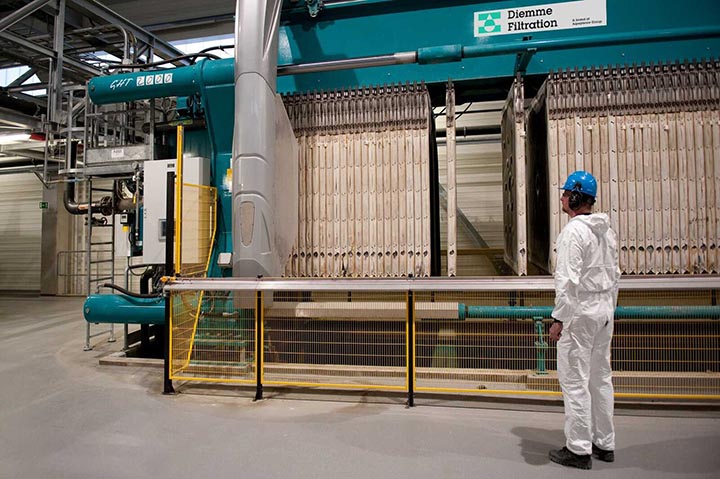 The filter press consists of 12 lines, which are each 27 meters long.